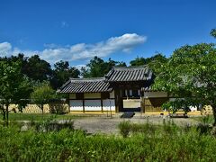 韓国 地主の家

慶尚北道の山村に建てられていたかつての地主（両班(やんばん)）の家です。口の字型の母屋には、主人の部屋と主婦の部屋が棟を分けて配置されています。これは、「男女7歳にして席同じからず」の儒教の教えに基づきます。どの部屋にも冬用の床暖房があるオンドル部屋と、夏用の板の間がセットになっています。