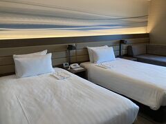 部屋のベッド。
ダブルサイズのベッドが2台のツインルーム。