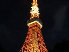 芝公園の向こう、東京タワーへ向かいます