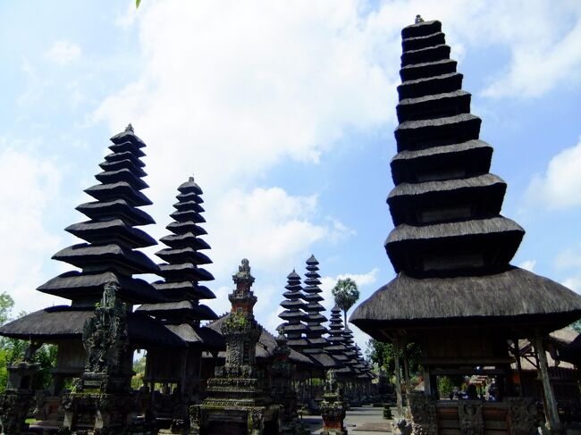 境内には入れないのですが、<br />中にはメルという塔がたくさんありました。