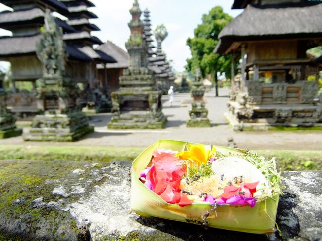 お供えのチャナンとメルの構図。<br /><br />この写真、お気に入りです。<br /><br />さて次の目的地に向かいましょう。