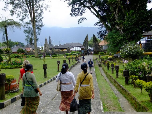 やってきたのはウルンダヌ・ブラタン寺院。<br /><br />湖畔にある美しい寺院として有名です。<br /><br />皆さん正装されて、参拝されるのですね。