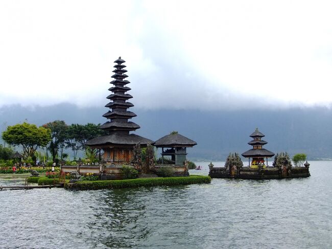 湖畔の寺院。<br /><br />とても幻想的な風景ですね。