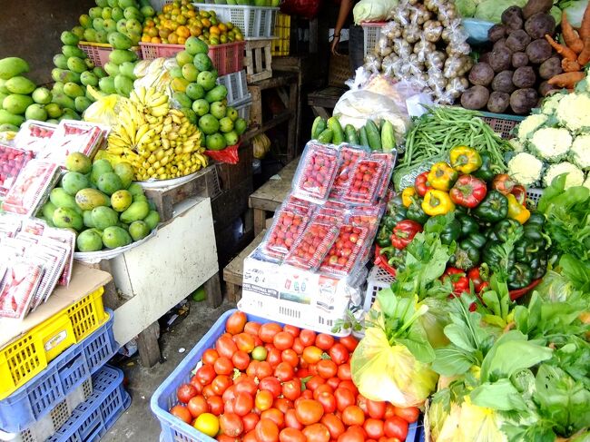ブラタン湖近くのチャンディクニン市場にも寄ってもらいました。<br /><br />所狭しと野菜や果物が陳列されています。