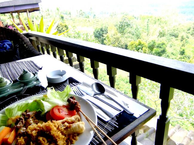 そろそろお昼どき。<br /><br />眺めの良いバフェレストランでランチタイムにします。<br /><br />テラス席に陣取り、景色を堪能しながらの昼食です。<br />日本円にして800円ほどでした。