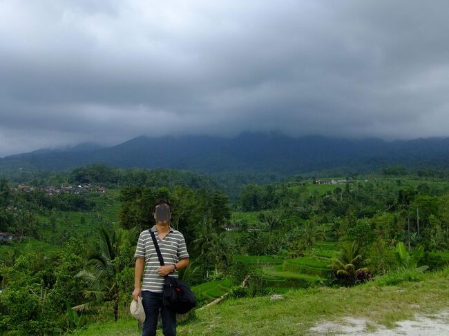 棚田の前で記念写真を撮ってもらいました。<br /><br />でも雨が降りそうです。