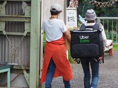 奥大井湖上駅で、Uber Eatsの配達員の方を見かけました。どうやら、同駅で営業している小さなカフェに、食料品などをお届けしているようです。都市部だけでなく、こんな山間部でも活躍されているのですね。。