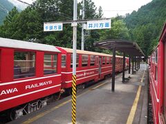 接岨峡温泉駅で、上りの千頭行きと交換。。