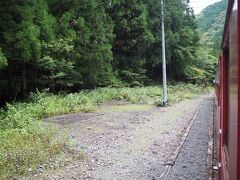 そして程なくして、再び列車は駅でない所で停車しました…と思ったら、ココは駅だそうです。列車に沿うようにある、花壇だか砂場みたいのが、プラットホームとのコト。辺りには道路も人家もなく、まさに辺境たる秘境駅です。。