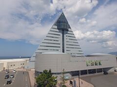 青森県観光物産館アスパムです。