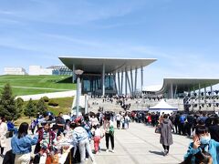 続いて地下鉄で内モンゴル博物院に向かったものの・・・
労働節休暇のため1キロ近く入場の列が続いていた。しかも全然進んでいない。
仕方なく今回は入場をあきらめる。