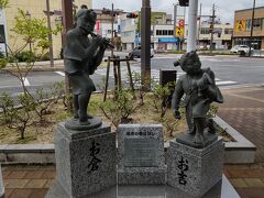 駅前のお倉とお吉の像。
倉吉を含む鳥取県中部に羽衣伝説があり、その天女の子どもがこの二人。地名の由来だそうです。

1時半のお迎えまでに軽くお昼ごはんを食べます。しかし、目星つけていたお店は休み。父親が食べたい喉越しの良い麺類もあったのに残念。土曜日ですが両親が歩ける範囲にはなさそう。駅前のベーカリーマーケットで食べることにしました。2階のイタリアンは地元の若者で席は埋まっていました。チラシで見たデザートバイキング美味しそうだったな。