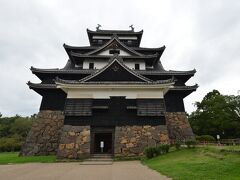 松江城です。別名千鳥城。小さく見えるけれど現存12天守。
