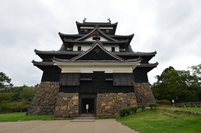松江城です。別名千鳥城。小さく見えるけれど現存12天守。