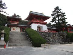 亀山八幡宮から歩いて赤間神宮へ来ました。距離的にはそんなにないんですが寒くて結構大変だったことを覚えています。赤間神宮は亀山八幡宮と違い朱を中心とした配色になっています。この神門は竜宮城を模して建築されたそうです。