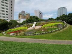 幕張海浜公園まで散歩にきました。広い公園でした。近くにあったら、毎日の散歩にいいなと思いました。写真は、花時計。
帰りに、三井アウトレット海浜幕張に寄りました。安くていろいろ買ってしまいました。