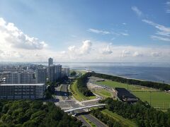 色々な大浴場の種類があるため、アパホテル東京ベイ幕張に来ました。宿泊棟が、３つあり、棟ごとに大浴場があります。ホテルの部屋からの景色。海が見えます。
チェックインすると、オリンピック関係者の方もたくさん泊まっていて、外国の方がたくさんいらっしゃいました。審判員の方たちとのことです。