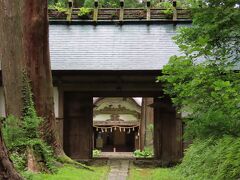 しばらく降りていくと、斎館がありました。予約しておくと精進料理も食べられるそうです。