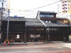 こちらは古民家を活かした中華料理店　梅梅
隣の中国茶のお店も気になるな。

ここまで橋場交差点から百万石通を歩きましたが、
このあたりから裏道に入ります。