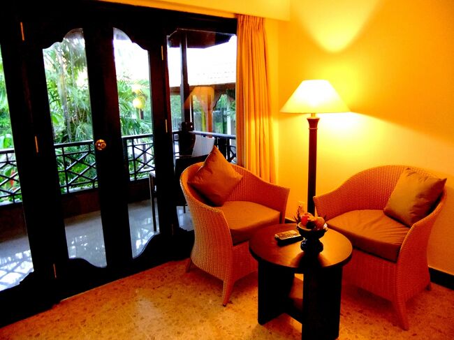 窓際にはテーブルセットが。<br /><br />あとでここでお茶しよう。