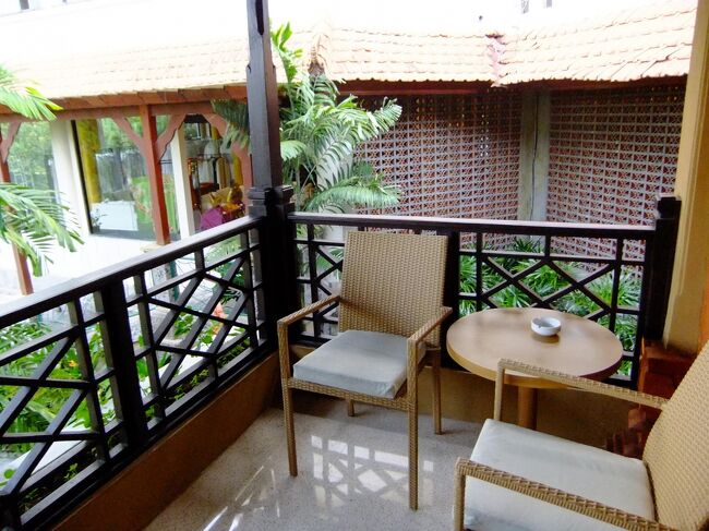 広くはないけれど、庭に面してベランダがあります。<br /><br />ここはフロントに一番近い部屋のようでした。