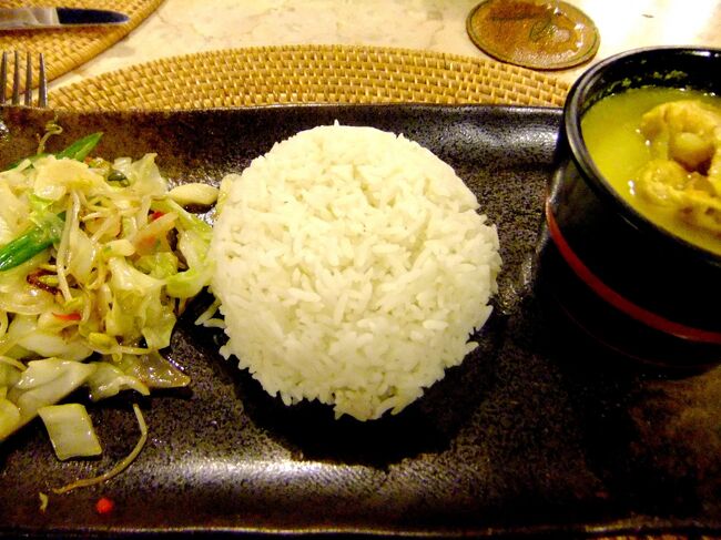 夕暮れ時、ホテルのビーチに面したレストランで<br />グリーンカレーを注文してみました。<br /><br />中々の美味しさでした。<br />リーズナブルだったし。