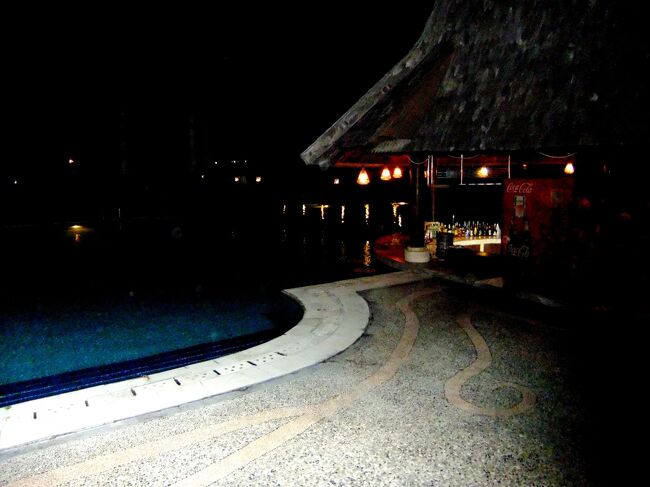 日は落ちて、辺りは暗い。<br /><br />夜のプールも雰囲気ありますね。<br /><br />ビーチでの初日は終わりました。