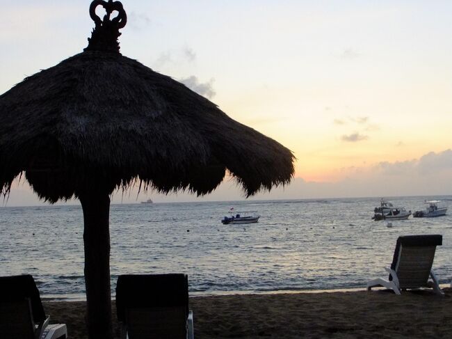 朝食後、水着に着替えてビーチのチェアを確保。<br /><br />音楽聴きながら読書したり。