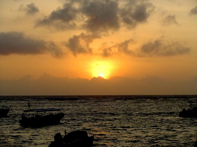 朝のビーチ。<br /><br />静かな日の出。