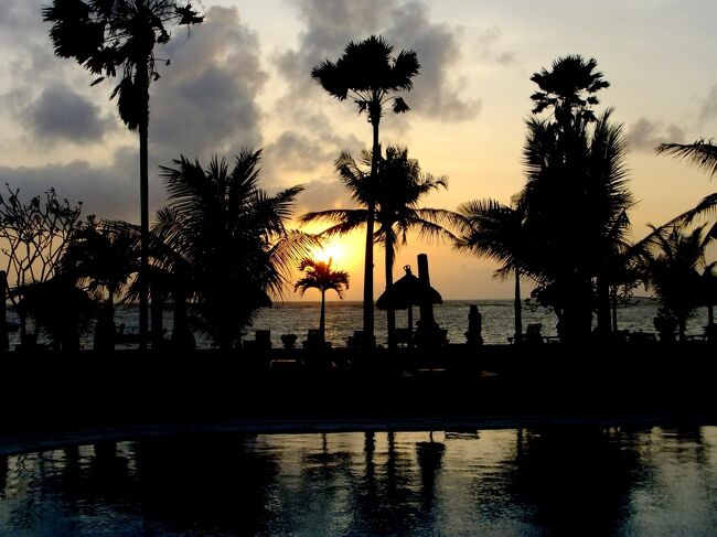 ヤシの木とプール越しに日が昇ってきた！<br /><br />朝の静かな海のそばにいるって贅沢な感じ。