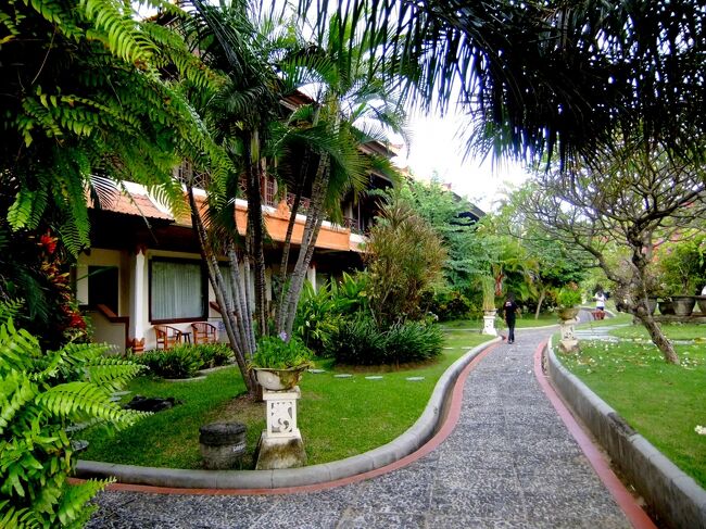 ビーチで過ごした後、ホテルの庭をうろついてみます。<br /><br />ほどよい植栽で風通しは良さそうですね。