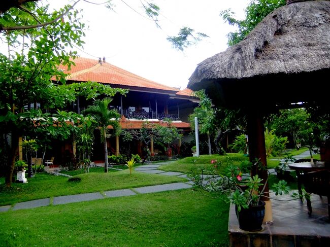 東屋もいくつかありました。<br /><br />バリではバレっていうんですよね。