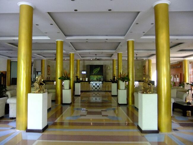 クタに近いショッピングセンターで買い物した後、<br />タンジュンブノアのホテルにやってきました。<br /><br />カインド・ヴィラ・ビンタンというオンザビーチのホテルです。<br />