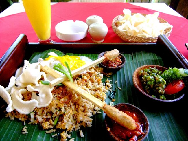 そのバリコレクションの中にあったロコ・カフェというところで<br />ランチを取ることに。<br /><br />私はナシゴレン（炒飯）とマンゴージュースを。<br />800円ほど。やっぱり観光地価格なのね。<br /><br />でも美味しかったと記憶しています。<br />