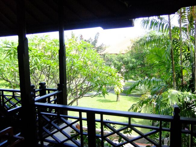 午後はベランダで読書タイム。<br /><br />海風、気持ちが良い。