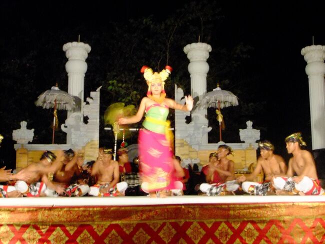 夜はホテルのディナーショーに参加してみました。<br /><br />ウブドのレゴンダンスと比べると、少し質は落ちるけれど、<br />食事しながらなんて、楽しめました。