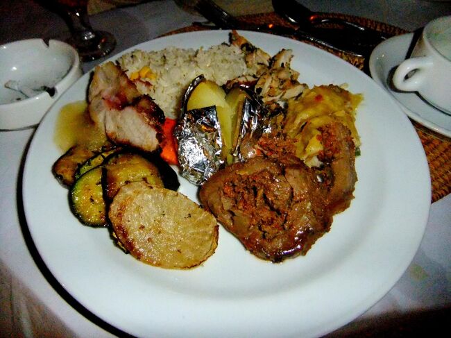 料理は色々ありました。<br /><br />選ぶのが楽しかった記憶があります。<br /><br />