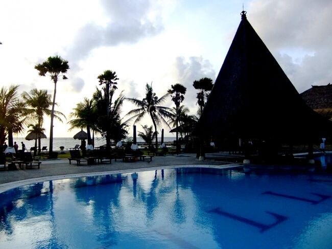 丸１日過ごしてみて、パターンが出来てきました。<br /><br />基本はホテルのプールサイドでのんびりでしょうか。<br />こういう時間って日本じゃ中々作れないですしね。