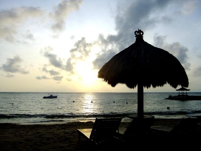 今日も日が昇るのね～<br />刻々と空の色が変わっていき・・・<br /><br />私は夜遅くまで起きているのが苦手、つまり朝方なんです。<br />旅行の時は朝方のほうが、得することが多い気がする。<br /><br />