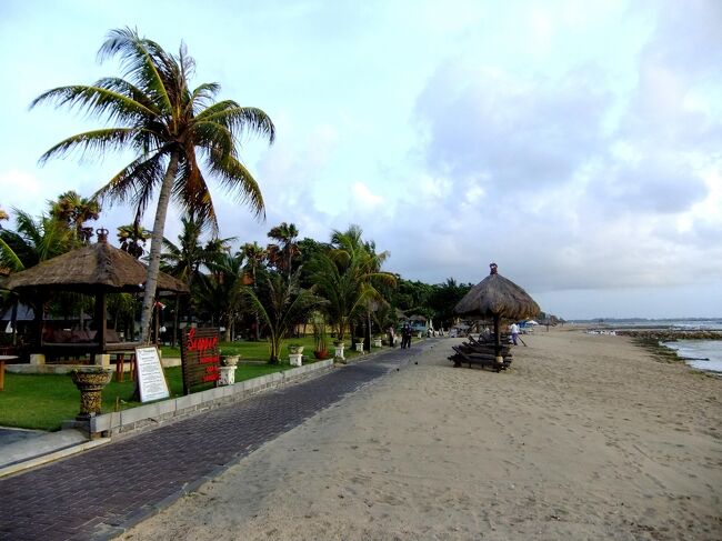 ホテルの庭を突っ切って、海に出てきました。<br /><br />ここはタンジュンブノアというエリアです。<br />マリンスポーツのメッカとして知られているみたいですね。