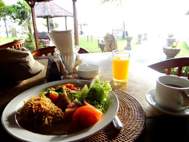 朝食はビュッフェスタイル。<br /><br />品数はそこそこにありました。<br />海が見えるので、気分は良いですね。