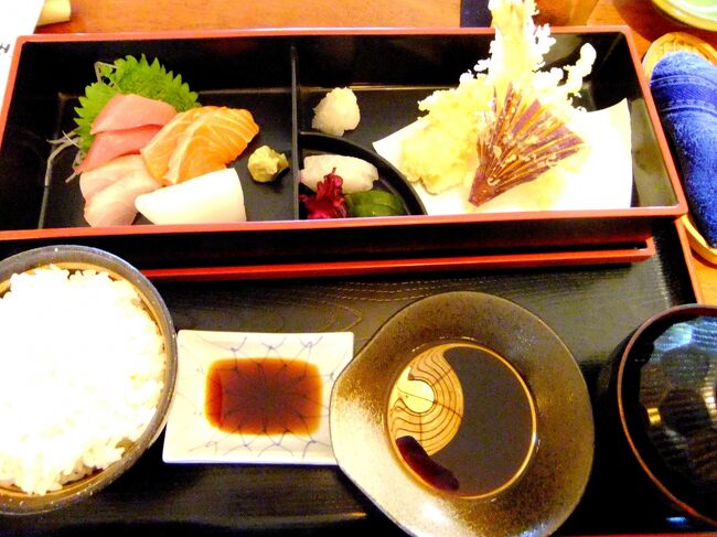 お昼はタンジュンブノアの和の家という和食レストランで<br />刺身と天ぷらの定食を注文。<br /><br />日本食にしたのは、気分転換をしてみたかったからです。