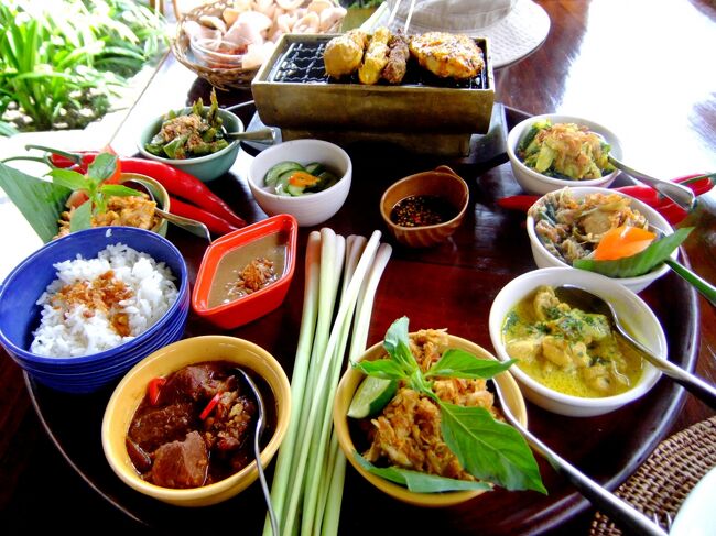 ある日の夕食はブンブバリ。<br /><br />おススメということでナシチャンプルを注文。<br />というか量多すぎない？<br />串焼きも三本ほど付いていたし。<br /><br />美味しかったのだけれど、やっぱりというか残しちゃった。。