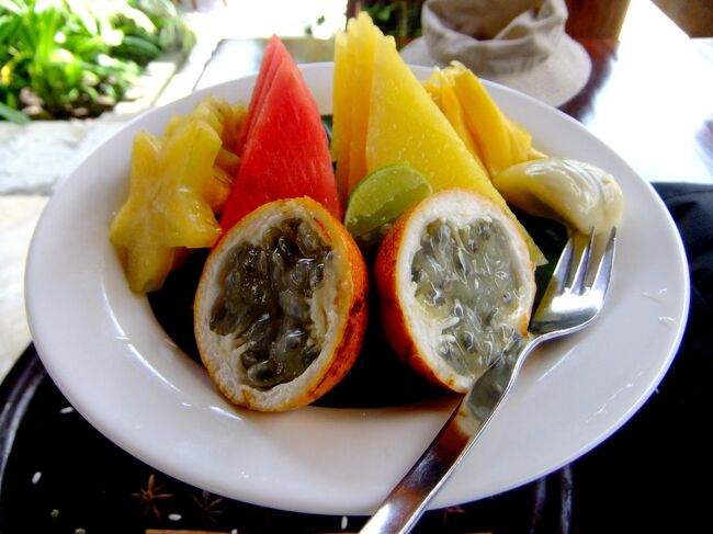 そしてデザートもつくのね。<br /><br />フルーツの盛り合わせ。<br /><br />メニューの選択、失敗だったかなあ。