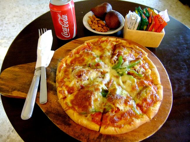 ある日の夕食はピザにしました。<br /><br />ホテルでルームサービスで持ってきてもらいました。<br />700円くらいだったかな。<br /><br />いやあ、バリ島ってイタリアンも美味しいんですね。