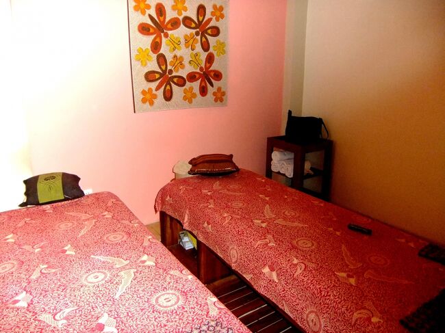 きれいな施術室ですね。<br /><br />今度は1時間のトラディッショナルマッサージ<br /><br />15米ドルだったかな？<br />