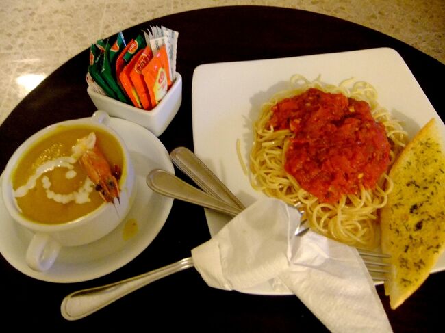 また夕食はルームサービス頼んじゃった。<br /><br />パスタ料理と、シーフードスープだったかな？<br />味は・・・また美味しかったピザにすればよかった。。。。