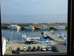 8月２２日（日）の朝です。
ウトロはいいお天気なんですけど。。

ボートツアーの客船でしょうか。仲良く並んでます。
