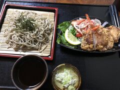 さつき庵にて遅めのランチ。
こちらは、手打ちそばと山賊焼きのセット（1,350円）山賊焼きを食すなら白飯が欲しい。で、ライス中（250円）を別途注文し、仲間と半分シェア。
美味