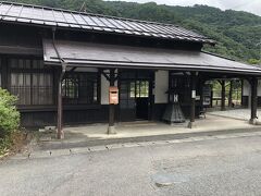 中央東線贄川駅に到着。味わいのある駅舎なので寄ることに。